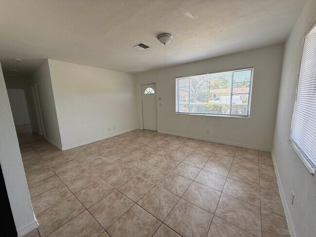 Foto del edificio - New Rental Listing in Riviera Beach, FL!