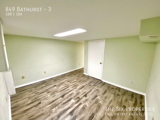 Building Photo - One Bedroom Apartment - Bathurst Subway Station