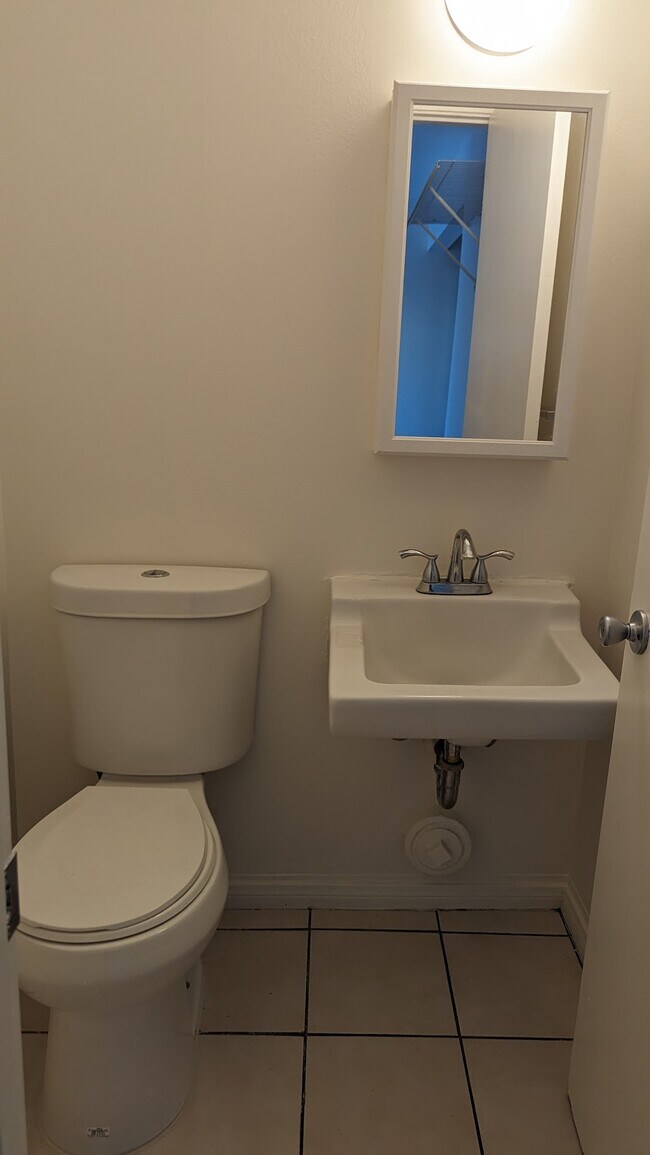Medio baño - 1020 St Malo St S