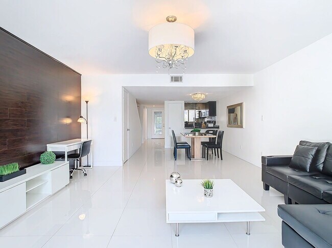 Foto del edificio - Vineland Road, Orlando, FL 32811 - 2 BR 2.5 BA townhouse