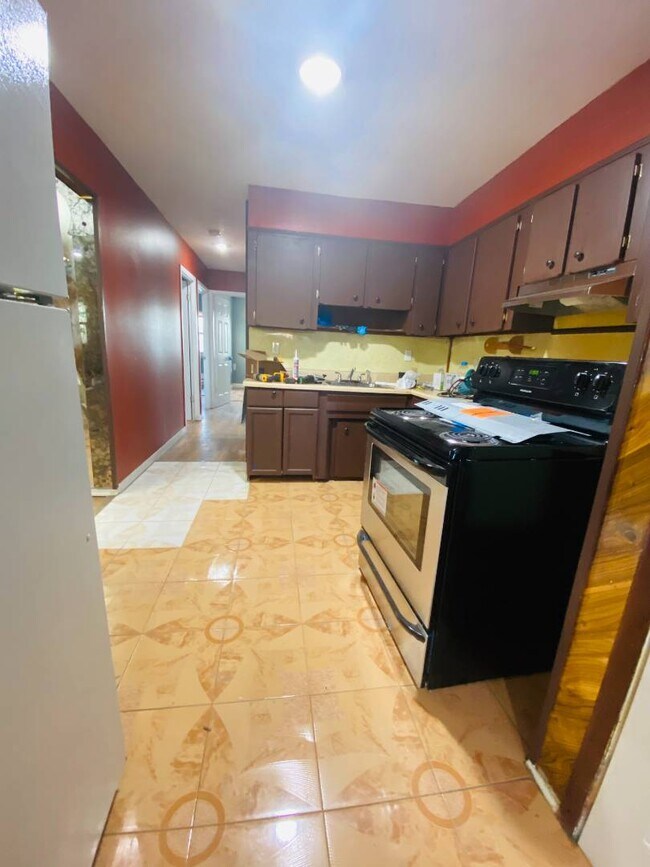 Foto del edificio - 82-01 Rockaway Blvd