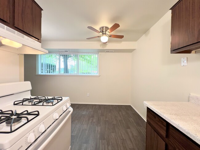 2BR, 1BA - 900 SF (cocina) - Park Hill Apartments