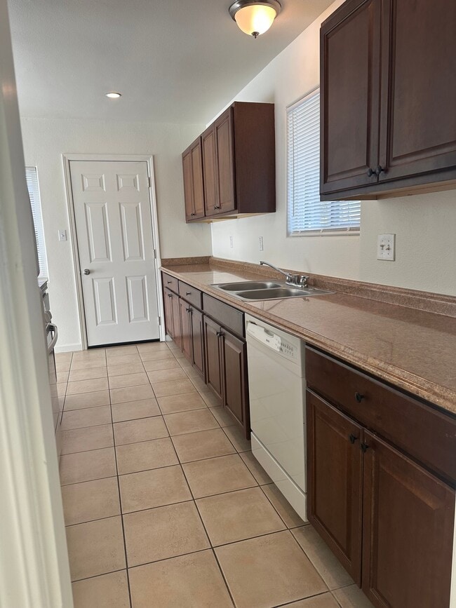 Foto del edificio - 44900 Rubidoux St
