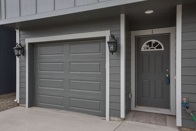Building Photo - 3 bedroom 2.5 bathroom End Unit Modern Tow...