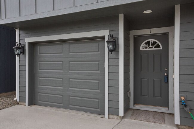 Foto del edificio - 3 bedroom 2.5 bathroom End Unit Modern Tow...