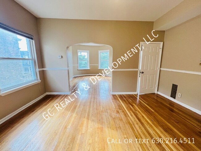 Building Photo - ***4 BEDROOM - 1 BTH / HARDWOOD FLOORING /...