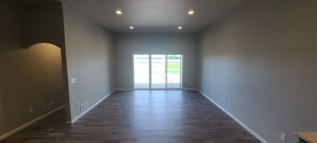 Foto del edificio - BEAUTIFUL TWIN HOME IN SOUTH BISMARCK W/ H...