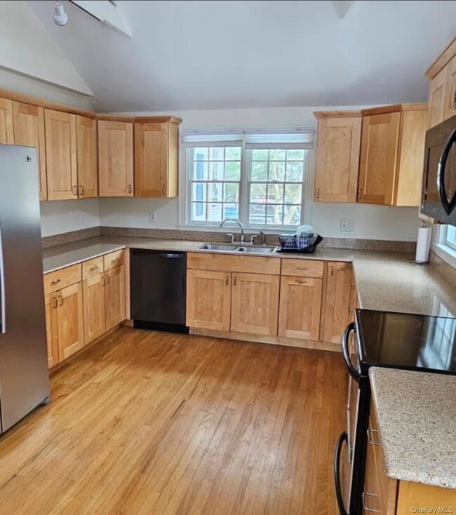 Building Photo - 4 Lloyd Point Dr