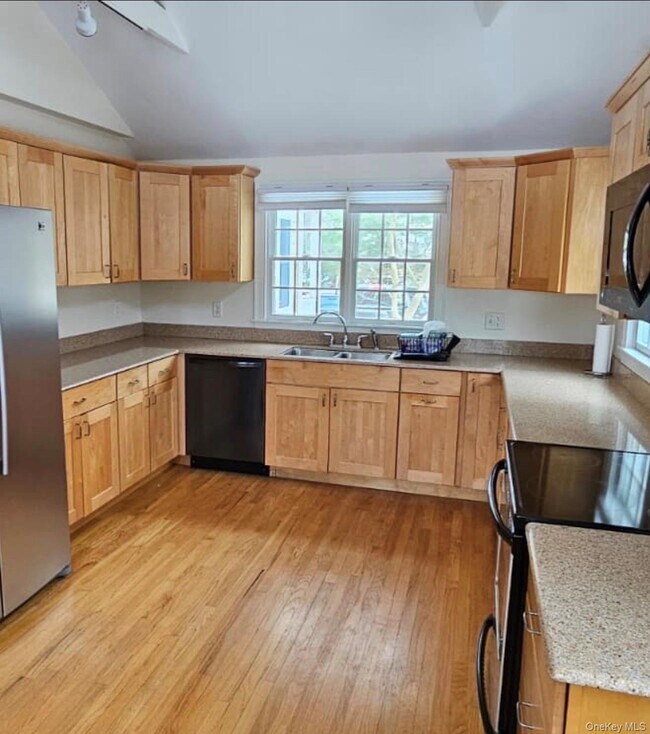 Foto del edificio - 4 Lloyd Point Dr