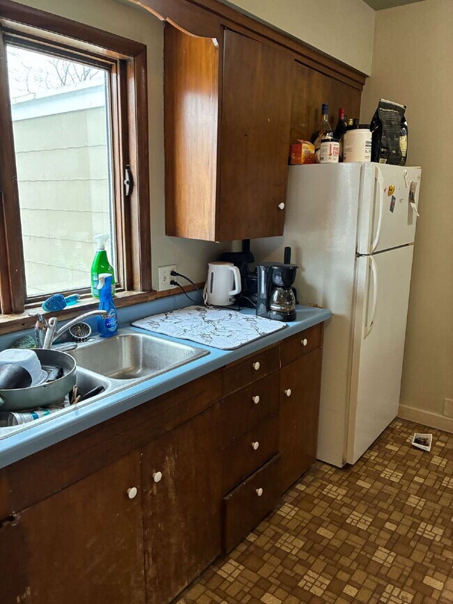 Building Photo - 3 Bed 2 Baths close to UWEC! Available June 1st 2025