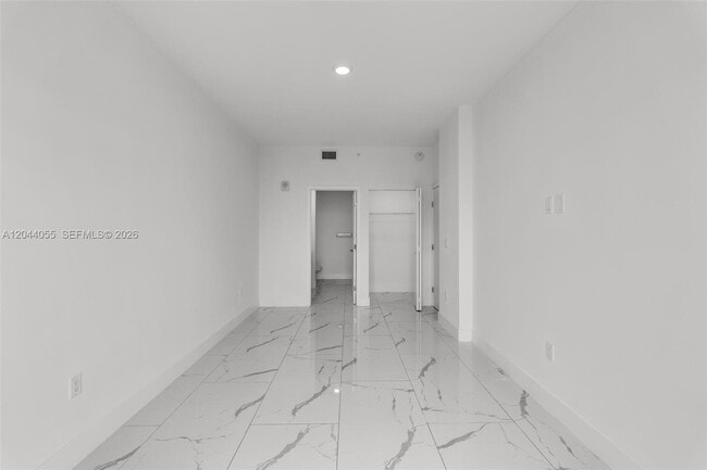 Foto del edificio - 1 Curtiss Pkwy