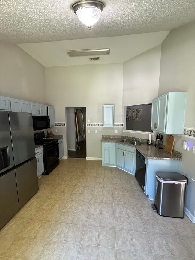 Building Photo - 8684 Goswell Dr