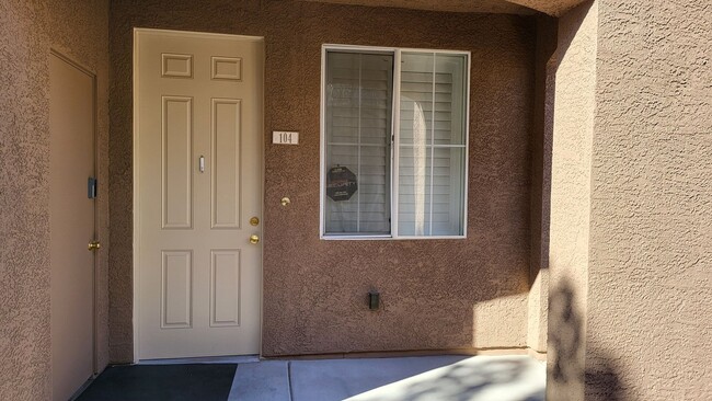 Foto del edificio - Downstairs Condo Near Summerlin