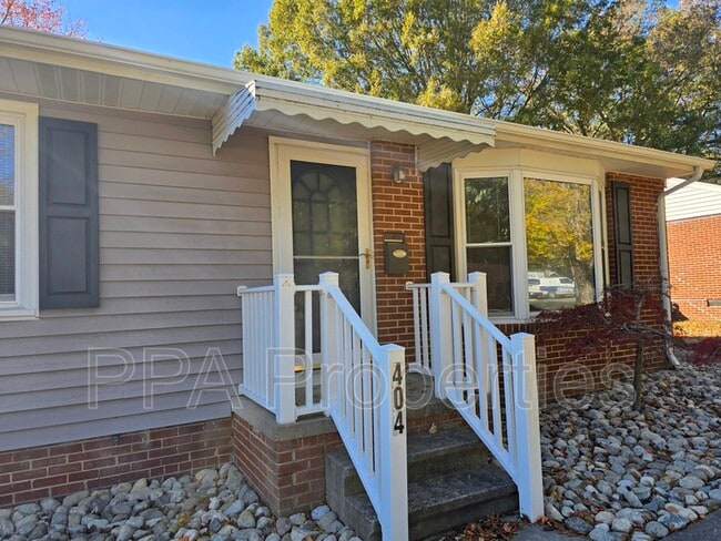 Building Photo - 404 Oakgrove Dr
