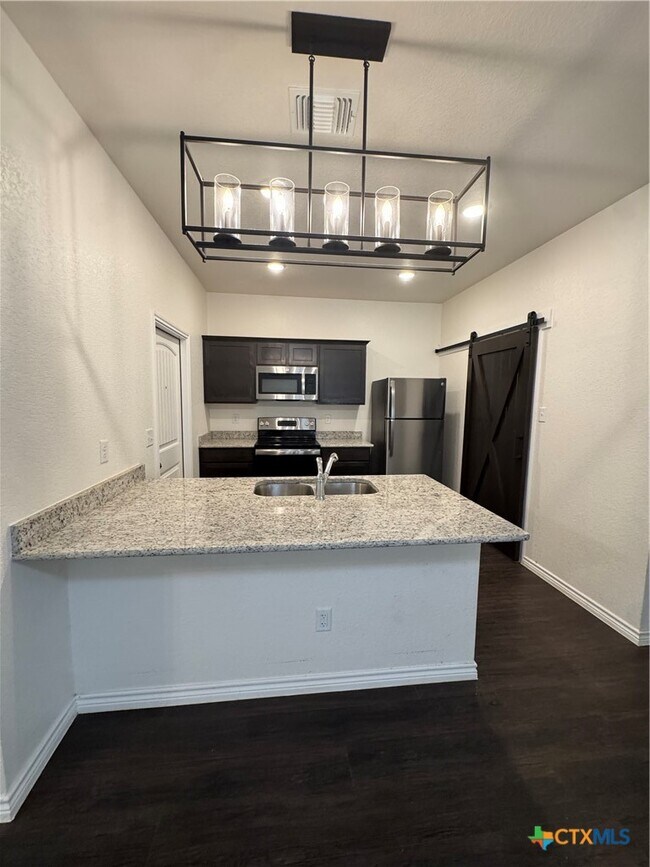 Building Photo - 5005 Rose Gdn Lp