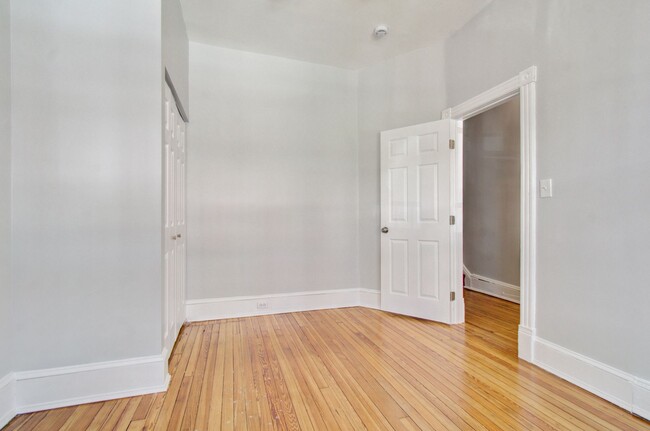 Building Photo - Large 5BR/2BA Row home newly renovated