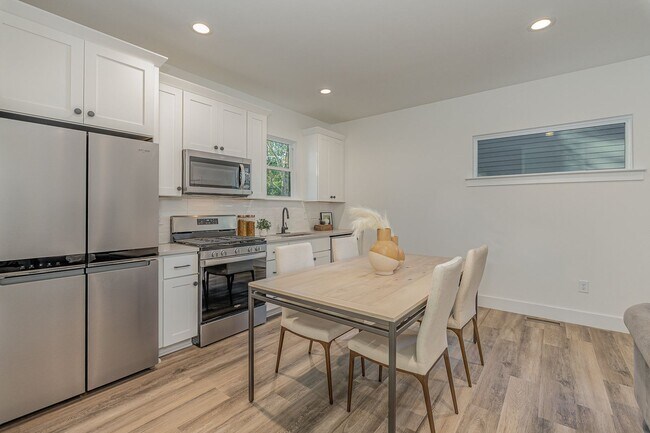Foto del edificio - Available Now - Gorgeous New Construction,...
