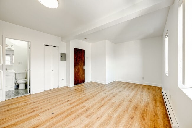 Building Photo - 539 Rue Prince Arthur O
