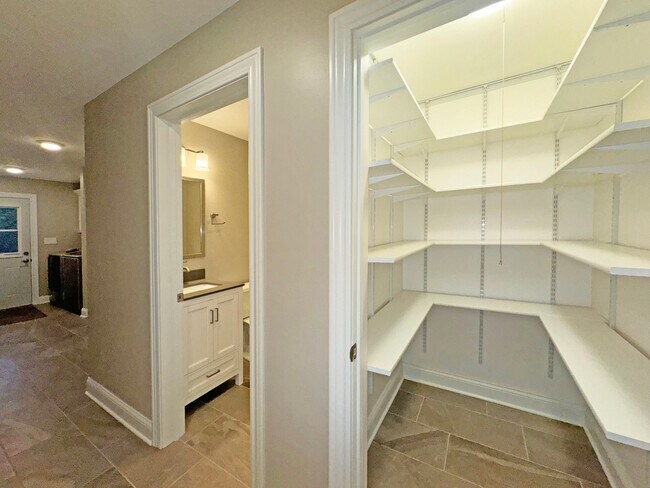 Foto del edificio - 22W689 Elmwood Dr