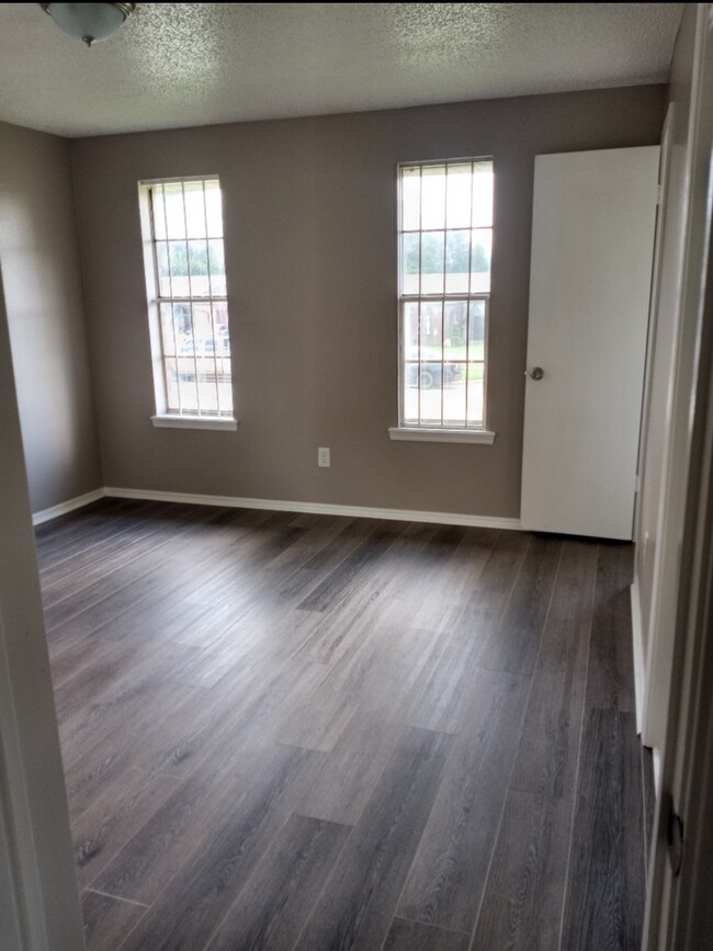 Foto del edificio - Charming 5-bedroom, 1.5-bathroom Home Avai...