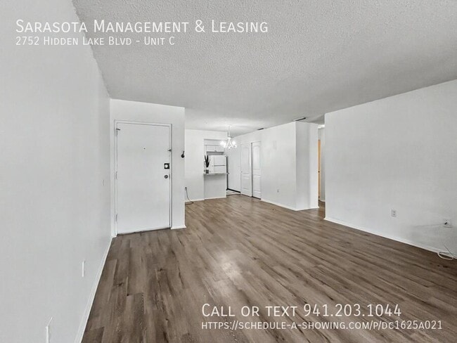 Foto del edificio - 2752 Hidden Lake Blvd