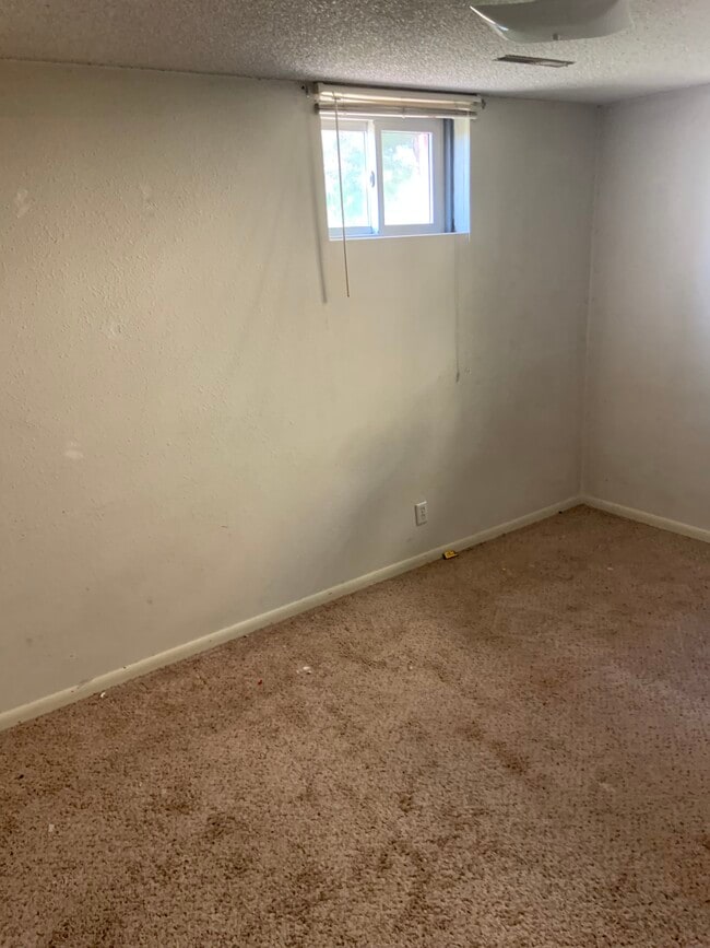 Building Photo - 2021 Canyon Dr