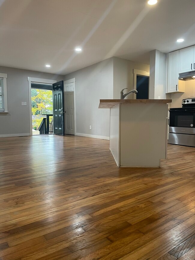 Foto del edificio - 611 Inglewood Dr