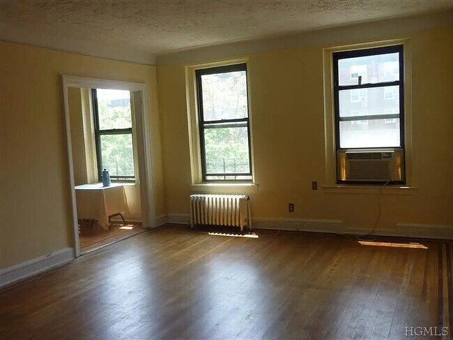 Foto del edificio - 100 Pelham Rd