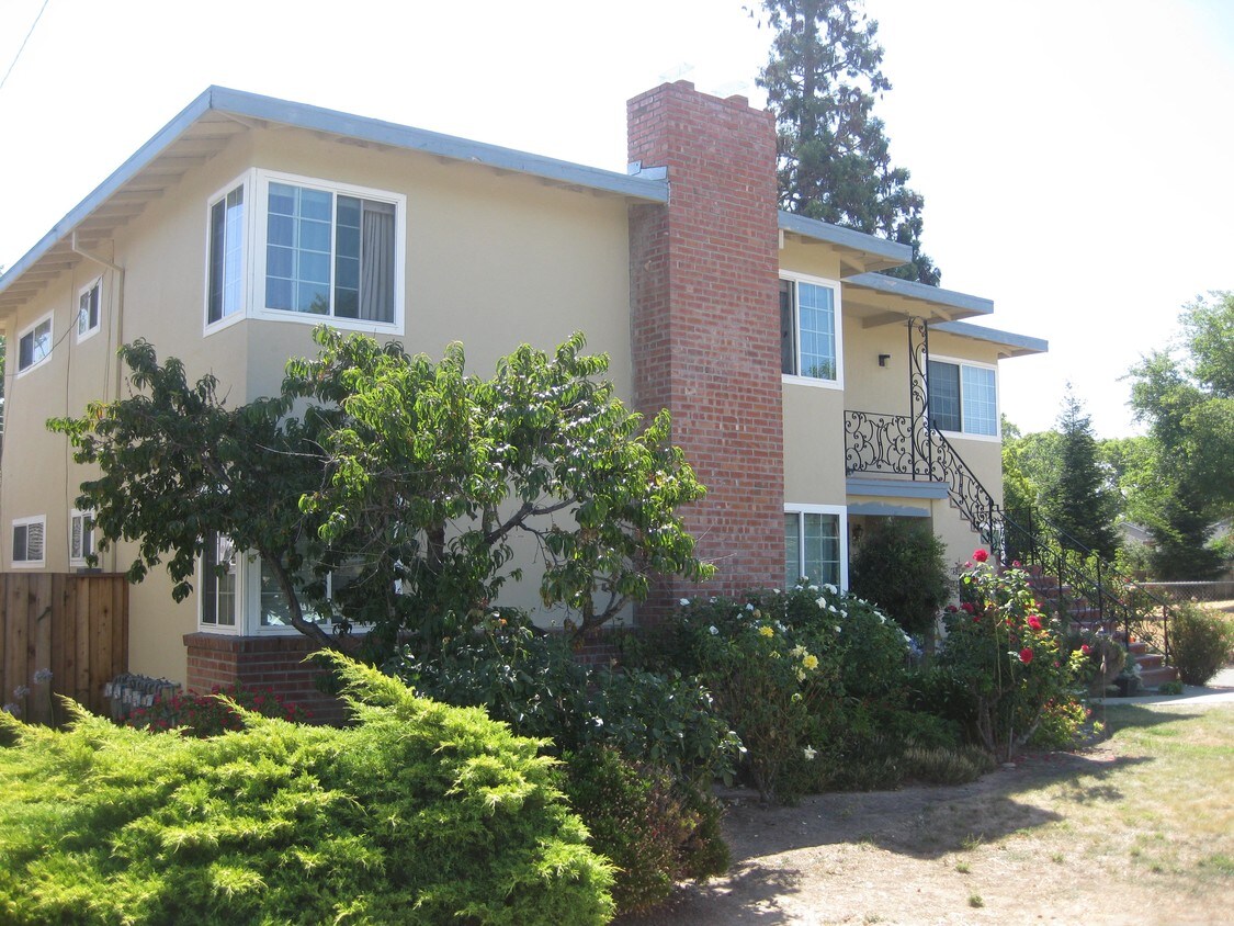 Building Photo - 448 Dover Way