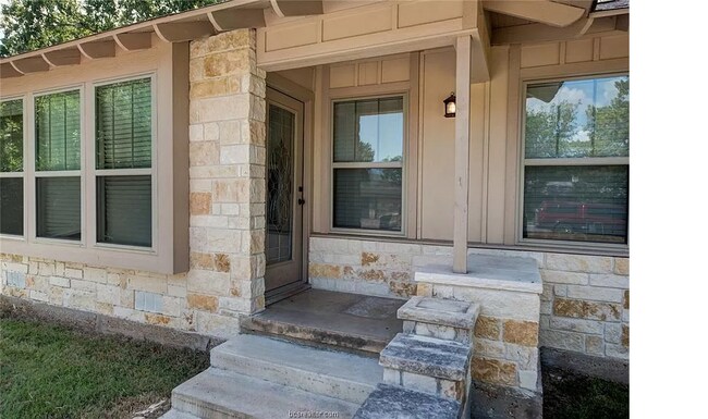 Foto del edificio - Comfy 4-Bed/3-Bath 3 blocks from A&M with all appliances, backyard, 5 min to grocery store