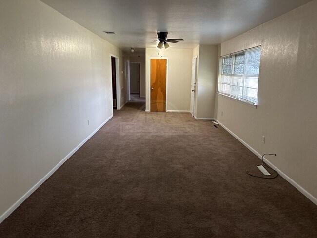 Building Photo - 3906 S Clear Creek Rd