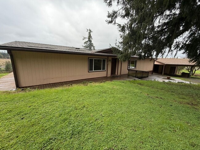 Building Photo - 3 Bedroom with a View!