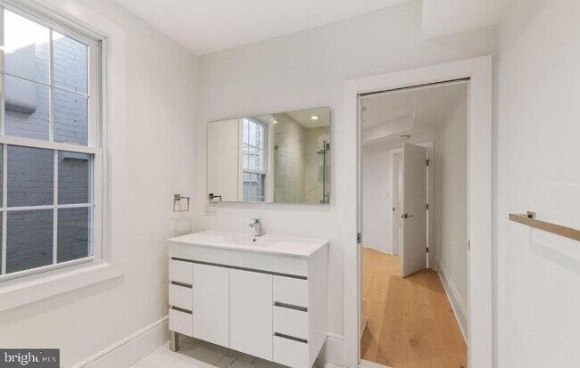 Foto del edificio - 1664 Avon Pl NW