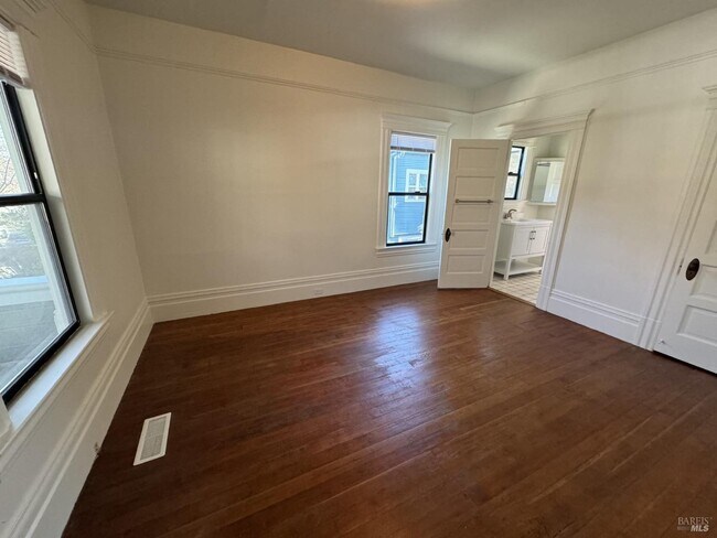 Building Photo - 321 B St