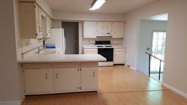 Building Photo - 3 bedroom 1 and 3/4 bathroom