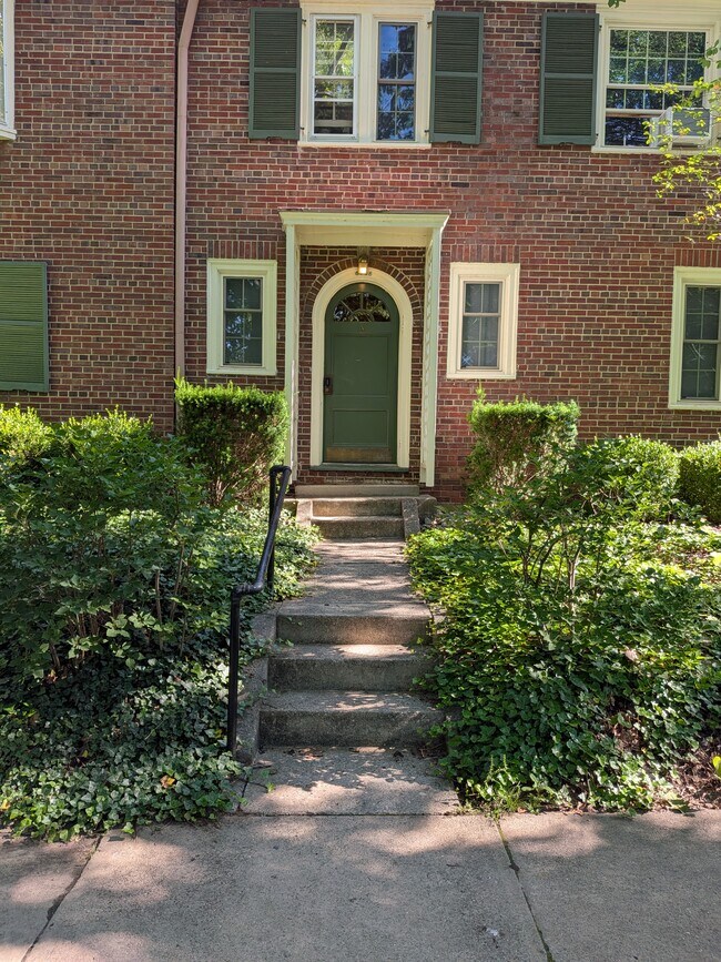 Building Photo - 6786 Chestnut St