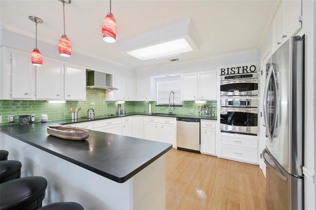 Foto del edificio - 13221 Bluff View Dr