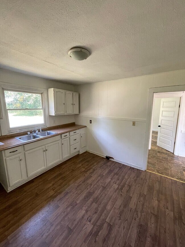 Building Photo - 2 Bed/1 Bath House