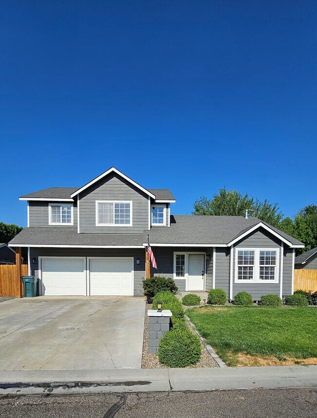 Building Photo - Non-Refundable & Security Deposit Total: $2400.00