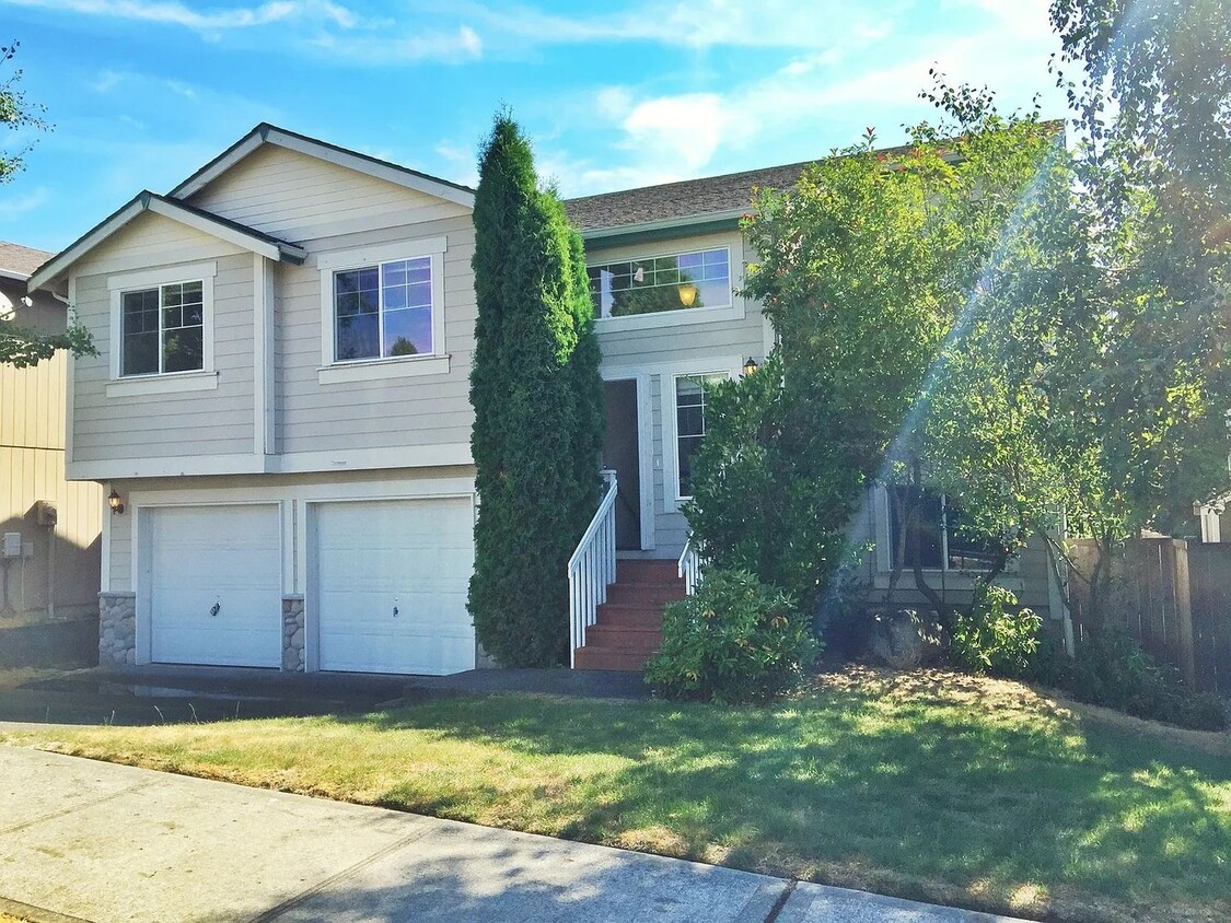 Foto principal - Spacious home in Lacey. Apply today to cal...