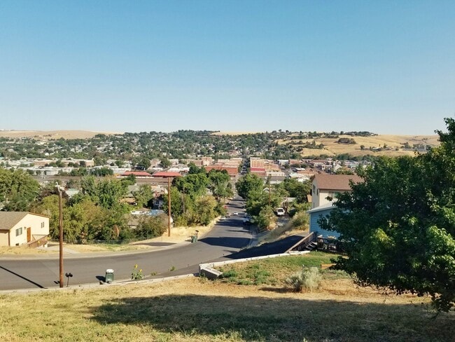 Building Photo - Newer 2 Bedroom 1 Bathroom with a View