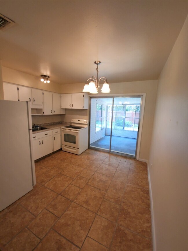 Building Photo - Spacious 2/1 Duplex on Gospel Island!!!