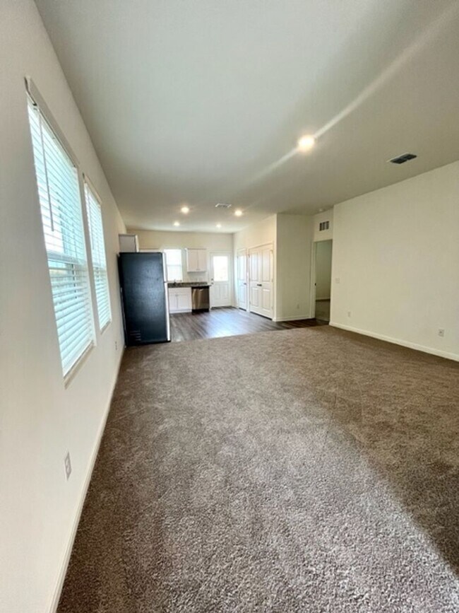 Building Photo - Brand new home with washer and dryer inclu...