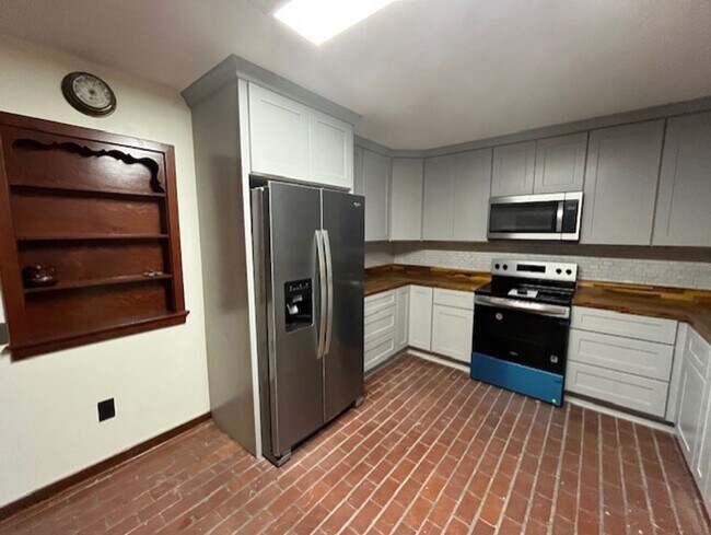 Building Photo - Stunning 4-Bedroom, 3-Bathroom Home with A...