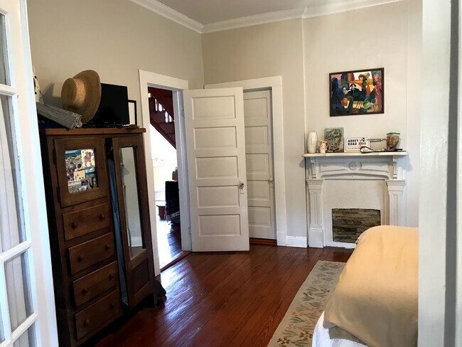 bedroom1 - 3820 Banks St