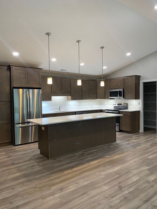 Building Photo - 3818 Joy Cir E