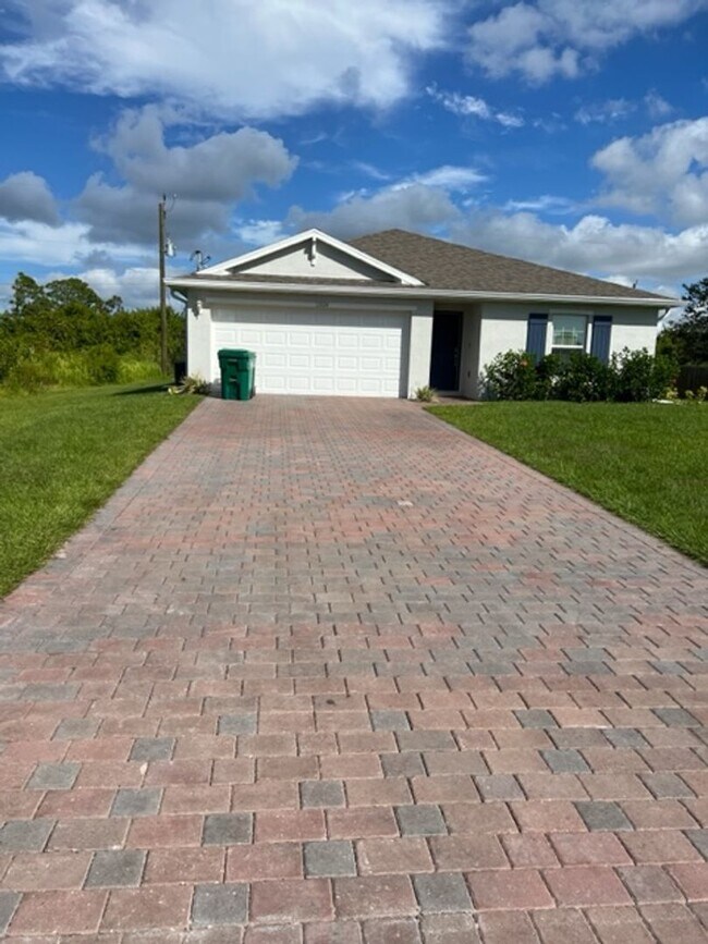 Foto del edificio - *Annual*  Beautiful 4 bedroom, 2 bath, 2 c...