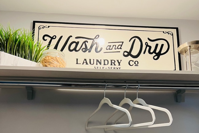 Lavandería (2) Lavadoras y (2) Secadoras - 527 W Colden Ave