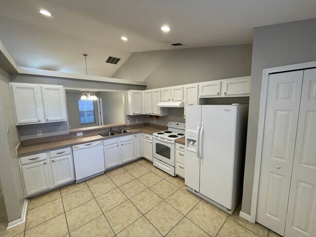 Building Photo - Lovely 4BR/2BA Home Off Apopka Blvd - Pric...