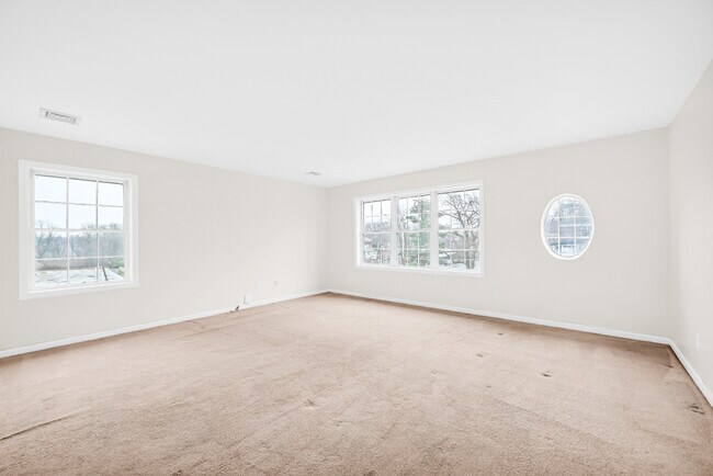 Very Large Living Rm - 97 Spruce St